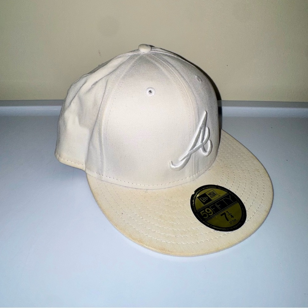 New Era White Atlanta Braves Fitted Cap 7 1/4 - Picture 2 of 6
